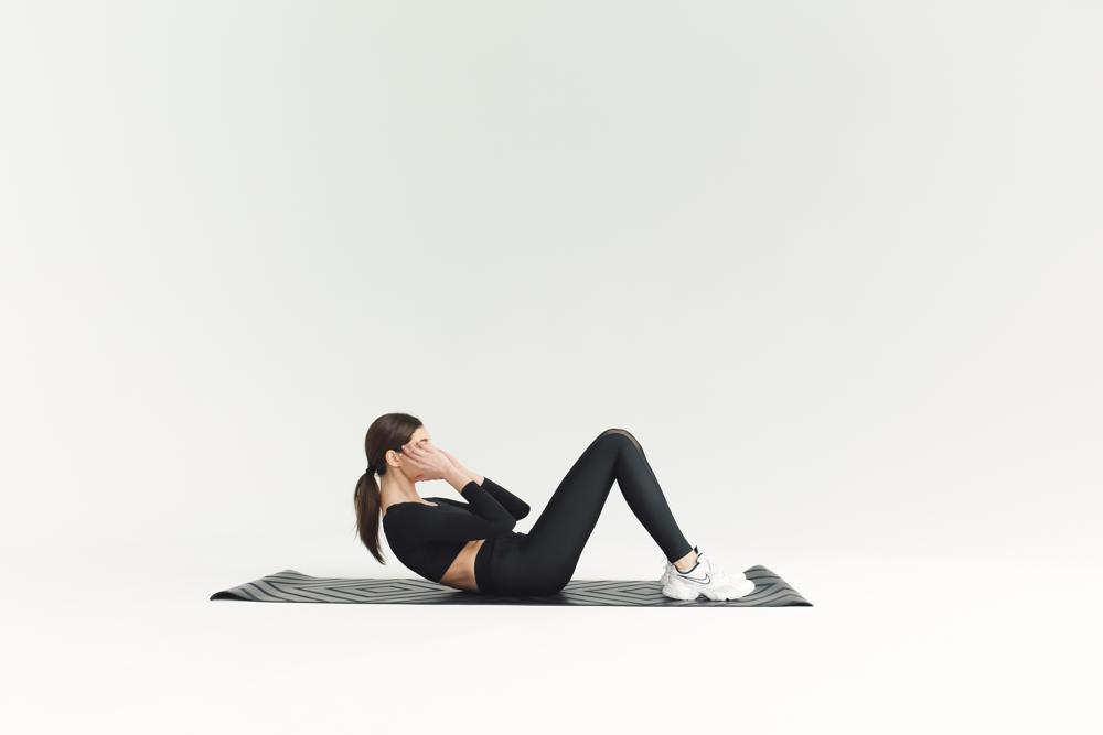 Ćwiczenia na ławeczce skośnej: Jak efektywnie wzmocnić mięśnie brzucha?